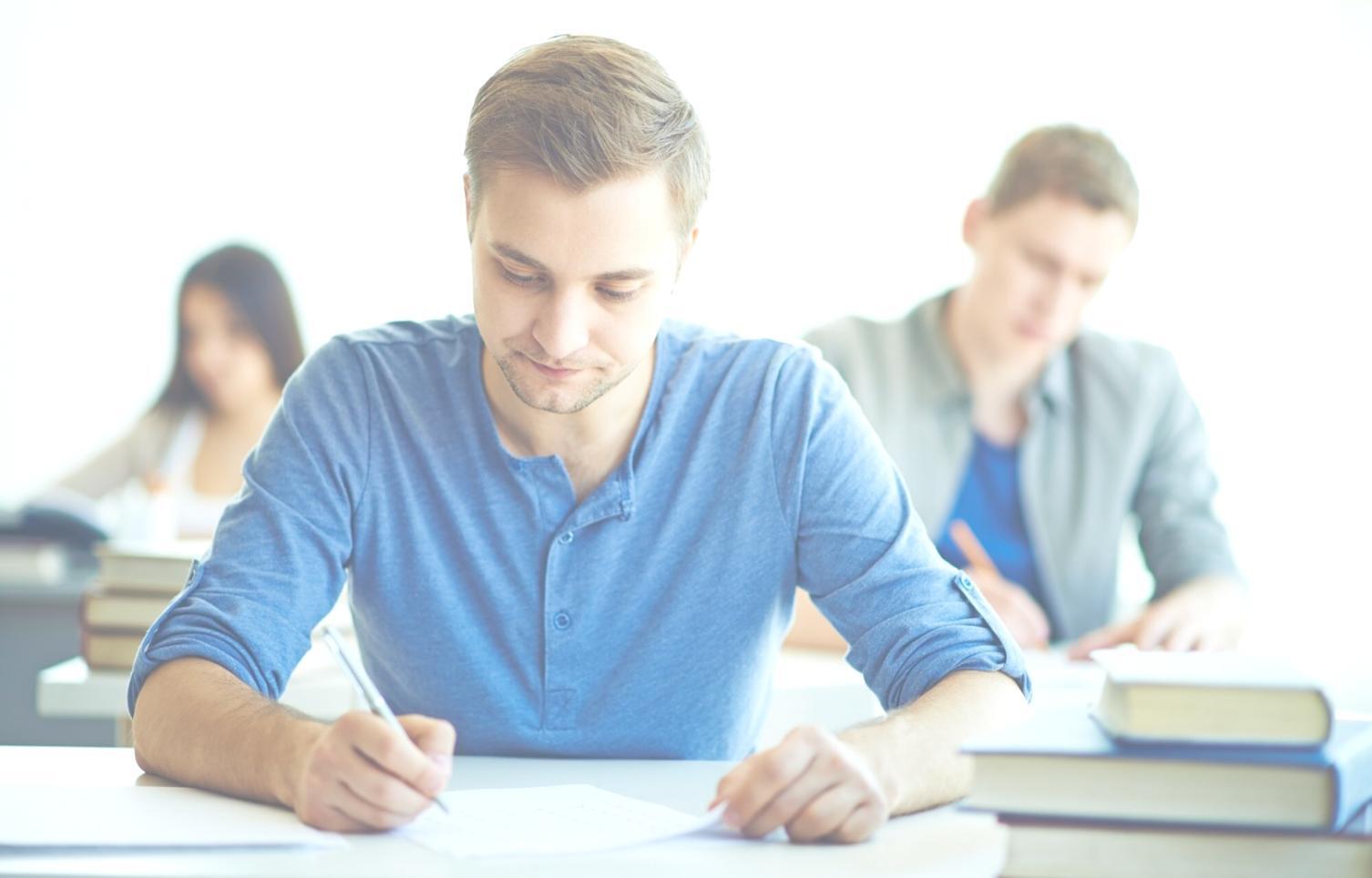 Session de formation financière en cours avec participants engagés