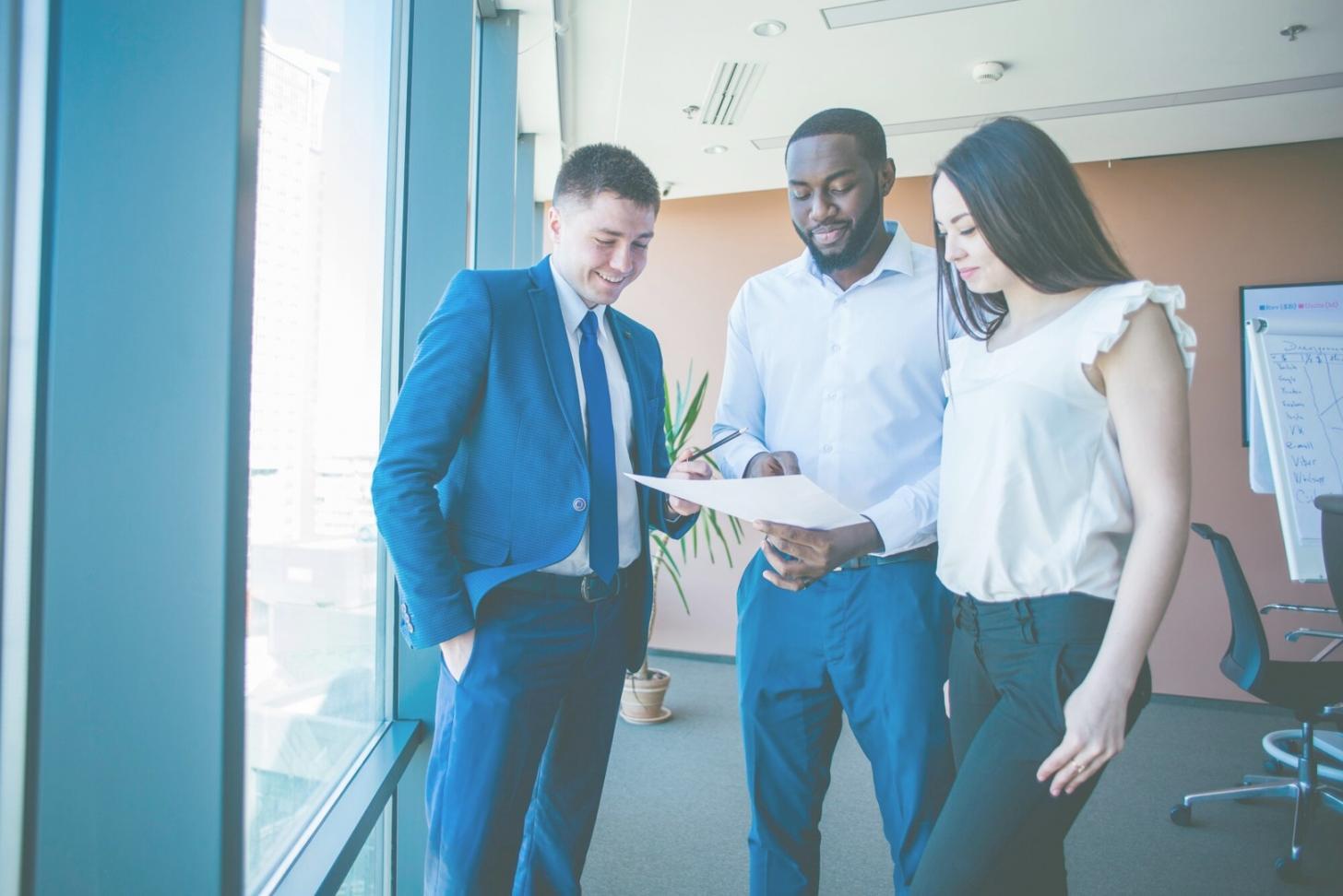 Groupe de participants analysant des documents financiers lors d'un atelier pratique